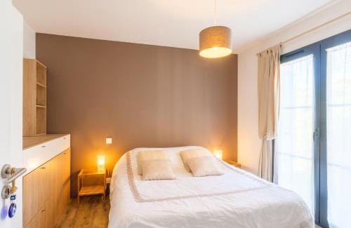 Lanton Villa | Relax at Villa Cassy: Family-Friendly with Pool Access