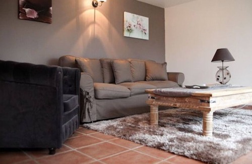 Vancia - Crepieux Cabin | Villa Castel: Independent Apartment with Ocean View & Pool