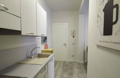 Rivoltella Apartment | Villa Caterina 5: Pet-Friendly Retreat with Pool & Kitchen
