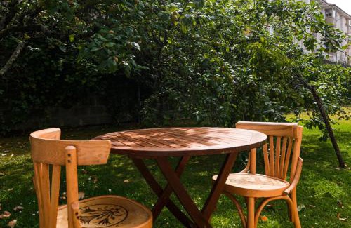 Colindres Villa | Serene Casa Marinera with Pool and Garden for Families