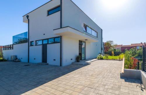 Valbandon Villa | Seaside Escape at New Villa Celi Fazana with Pool & Hot Tub