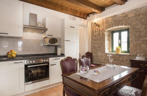 Civljane Apartment | Villa Cetina: Guest Rated 9.7 with Family-Friendly Dining