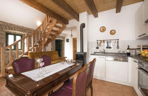 Civljane Apartment | Villa Cetina: Guest Rated 9.7 with Family-Friendly Dining