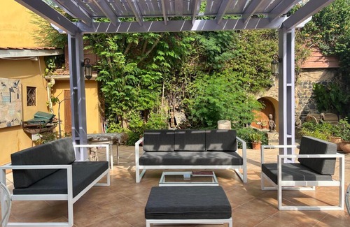 Dakar Bed & Breakfast | Discover Villa Charles on Île de Gorée – Family-Friendly Retreat