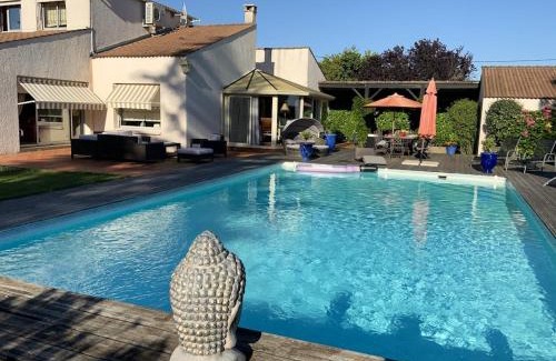 Nalliers Villa | Relax in Villa Charmante: Poolside Retreat for Families