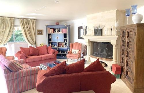 Nalliers Villa | Relax in Villa Charmante: Poolside Retreat for Families