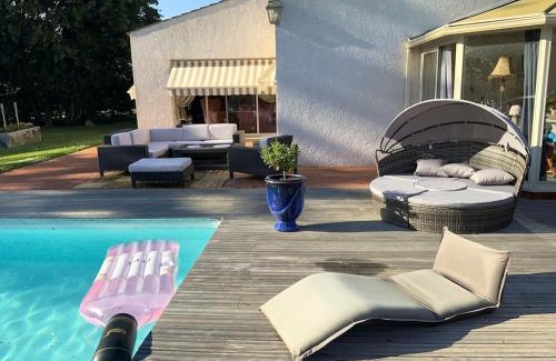 Nalliers Villa | Relax in Villa Charmante: Poolside Retreat for Families