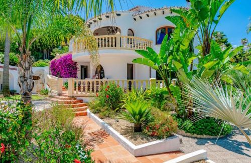 El Tosalet Villa | Relax at Villa Charme: Family-Friendly with Pool & Hot Tub