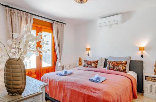 El Tosalet Villa | Relax at Villa Charme: Family-Friendly with Pool & Hot Tub