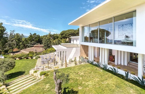 La Croix des Gardes Villa | Indulge in Villa Chelsea's Private Pool and Spa Retreat