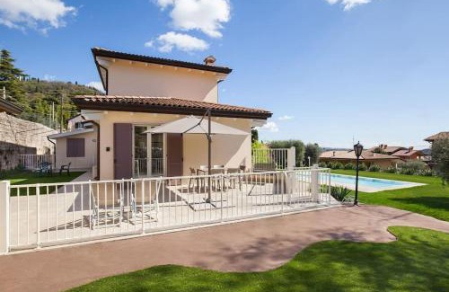 Cavaion Veronese Apartment | Villa Chiara: Inviting Apartment with Pool & Ocean View
