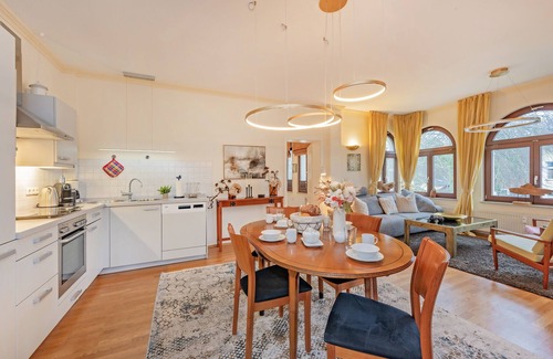 Seebad Heringsdorf Apartment | Villa Christa 05 - spacious, bright apartment with bay window for four people