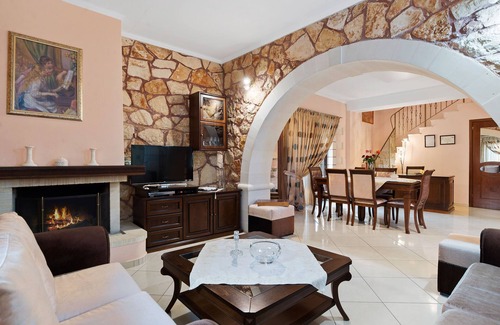 Makhairoi Villa | Villa Chryssa: Private Pool Retreat in Charming Neo Chorio