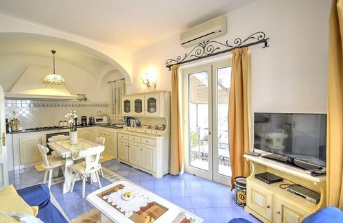 Positano City Centre House | Villa Cipriana: Sea-View Retreat with Breakfast & Family-Friendly Amenities
