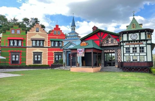 El Oro Hotel | Discover Villa Claus Inn: Family-Friendly with Dining Options