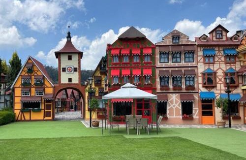 El Oro Hotel | Discover Villa Claus Inn: Family-Friendly with Dining Options