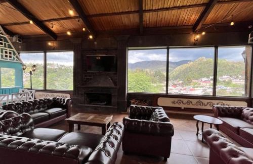 El Oro Hotel | Discover Villa Claus Inn: Family-Friendly with Dining Options