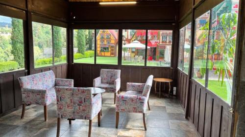 El Oro Hotel | Discover Villa Claus Inn: Family-Friendly with Dining Options