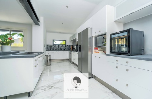 Perols Villa | Relax at Villa Climatisée with Pool and Family-Friendly Amenities