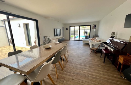 Angoulins Villa | Cozy Villa with Heated Pool Near the Beach and Breakfast