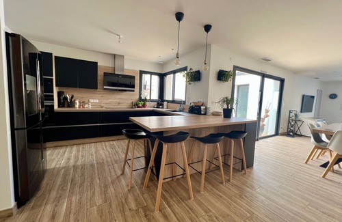 Angoulins Villa | Cozy Villa with Heated Pool Near the Beach and Breakfast