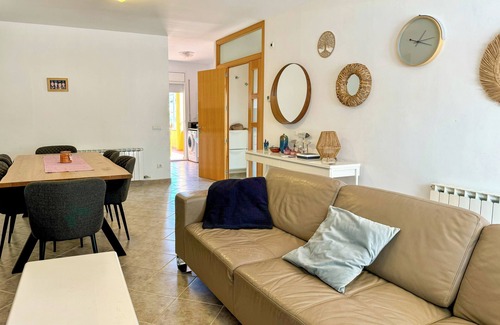 Pals House | Cozy Villa Steps from the Beach with Private Pool