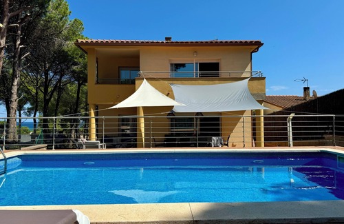 Pals House | Cozy Villa Steps from the Beach with Private Pool
