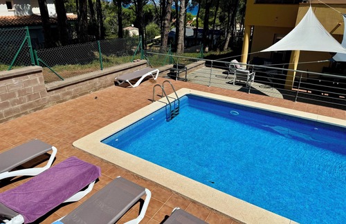 Pals House | Cozy Villa Steps from the Beach with Private Pool