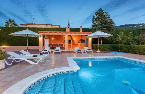 Can Besso Villa | Elegant Villa Tino: 4-Star Stay with Pool & Family-Friendly