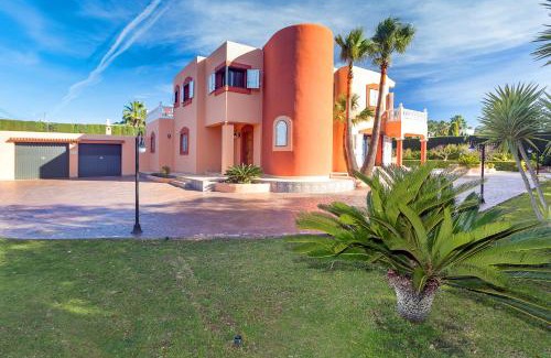 Can Besso Villa | Elegant Villa Tino: 4-Star Stay with Pool & Family-Friendly