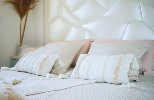 Cuges-les-Pins Bed & Breakfast | Discover Villa CoCoon - Romantic Retreat with Hot Tub
