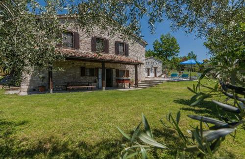 Acqualagna Villa | Villa Colombaia: Oceanfront Bliss with Hot Tub & Pool