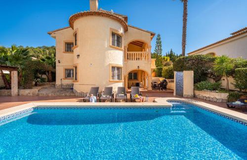 La Empedrola Villa | Villa Comodo: Family-Friendly Escape with Pool Amenities