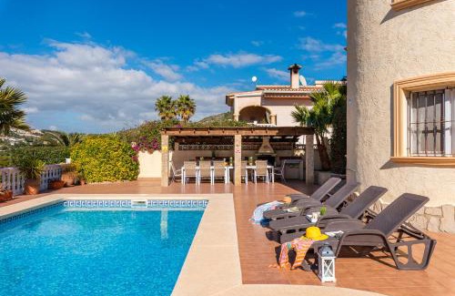 La Empedrola Villa | Villa Comodo: Family-Friendly Escape with Pool Amenities