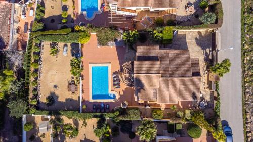 La Empedrola Villa | Villa Comodo: Family-Friendly Escape with Pool Amenities