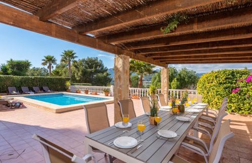 La Empedrola Villa | Villa Comodo: Family-Friendly Escape with Pool Amenities
