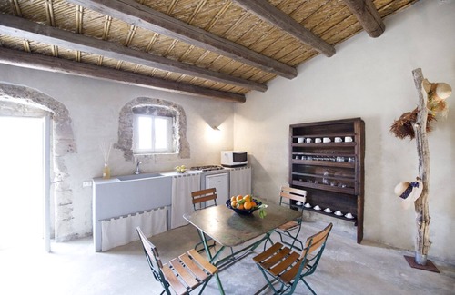 Noto Villa | Inviting Villa with Pool & Independent Garden Apartments