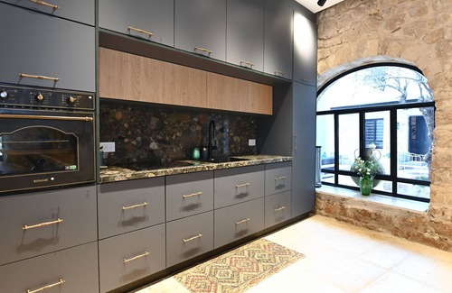Safed Villa | Villa Confita: Family-Friendly Retreat with Pool & Breakfast