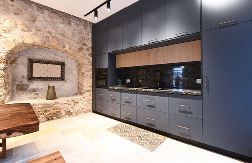 Safed Villa | Villa Confita: Family-Friendly Retreat with Pool & Breakfast