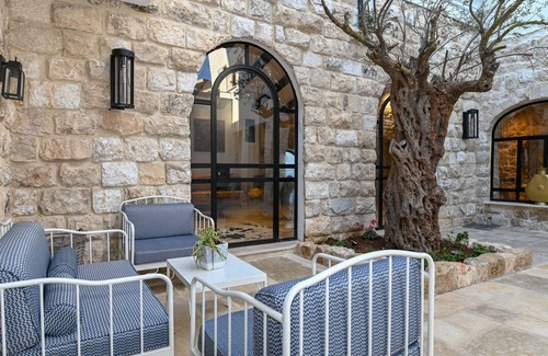 Safed Villa | Villa Confita: Family-Friendly Retreat with Pool & Breakfast
