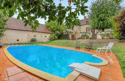 Lucenay-les-Aix Villa | Relaxing Villa with Private Pool in Lucenay les Aix