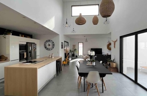 Perols Villa | Modern Villa with Garden, 5 Minutes to the Beach