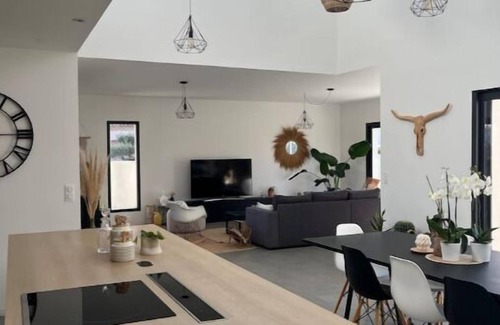 Perols Villa | Modern Villa with Garden, 5 Minutes to the Beach