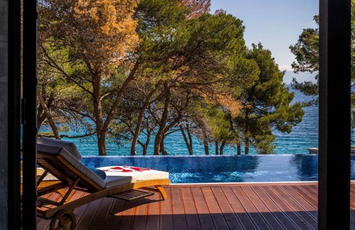 Cove Murtar Villa | Villa Contessa: Beachfront Retreat with Infinity Pool