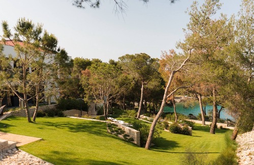 Cove Murtar Villa | Villa Contessa: Beachfront Retreat with Infinity Pool