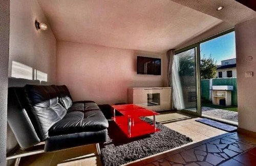 Plage de la Garonnette House | Villa Copacabana: 4-Star Retreat with Pool & Pet-Friendly