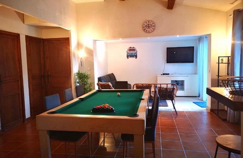 Plage de la Garonnette House | Villa Copacabana: 4-Star Retreat with Pool & Pet-Friendly