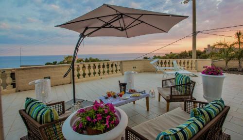 Palma di Montechiaro Villa | Idyllic Villa Corbera Palmaris with Oceanfront Pool
