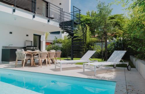 Pontaillac Villa | Villa Cordouan: Oceanfront Escape with Pool & 9.4 Rating