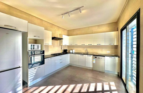 La Marsa House | Villa Corniche: Seaside Retreat with Heated Pool